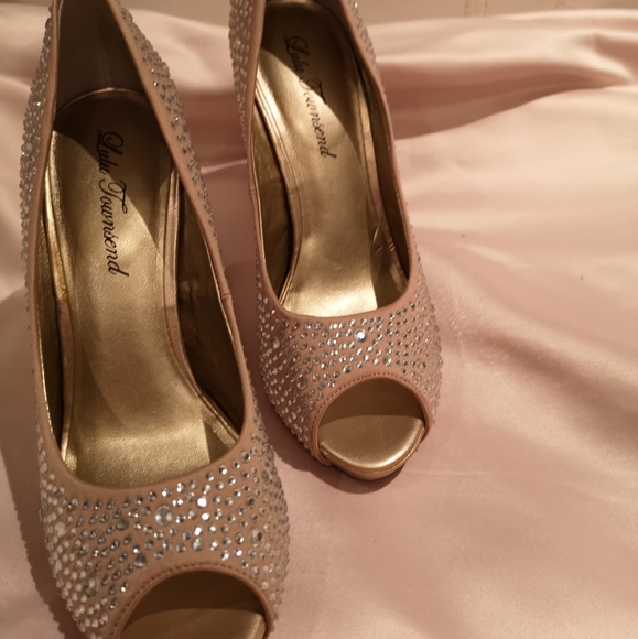 Shoes - Picture 2 of 4